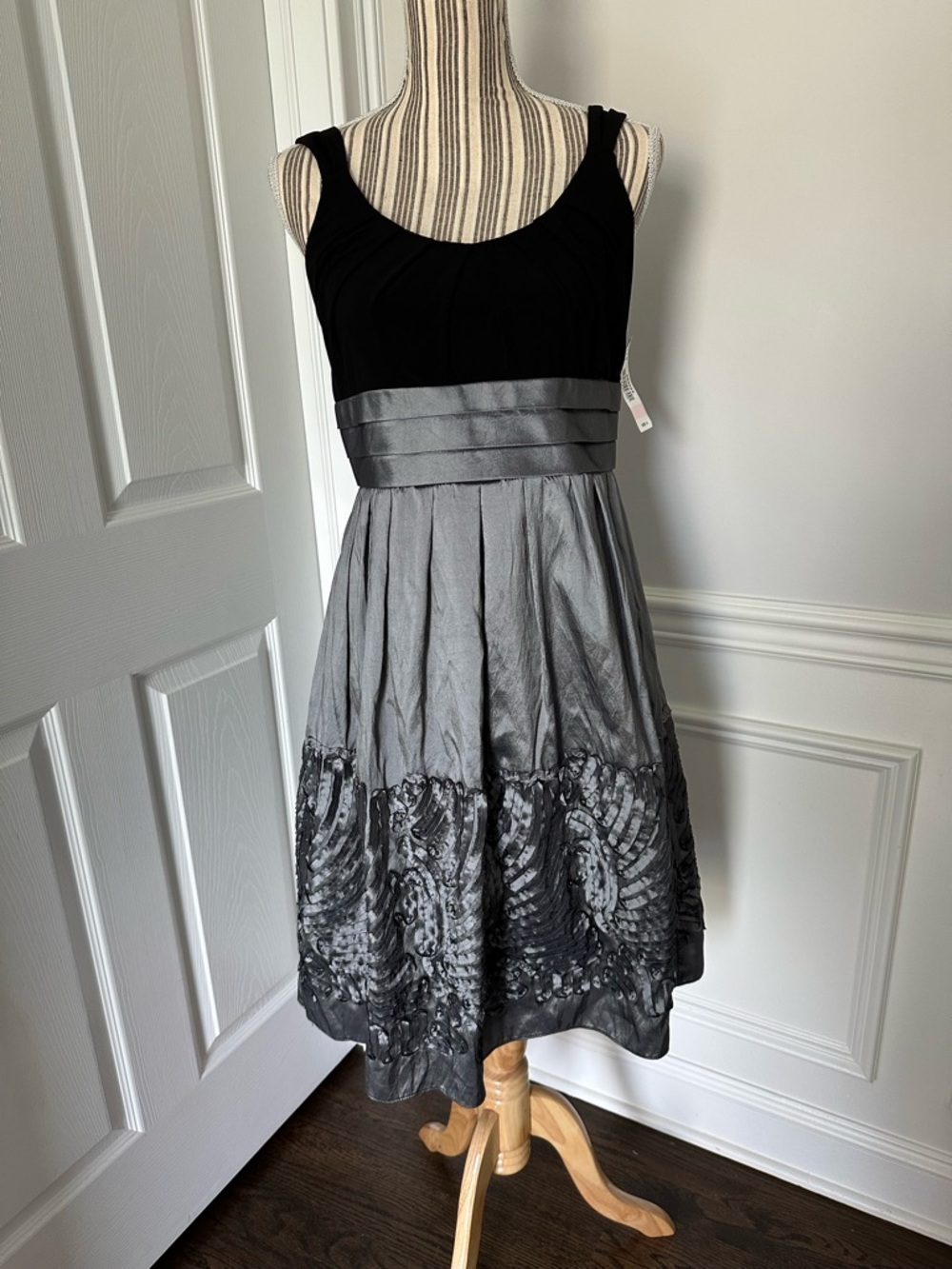 R&M Richards Black Silver Fit & Flare Cocktail Dress Size 6 NWT Metallic Skirt